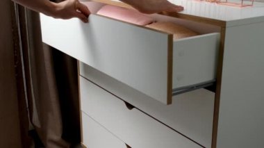 Çekmeceden ekose giyen kadın, yakın plan.