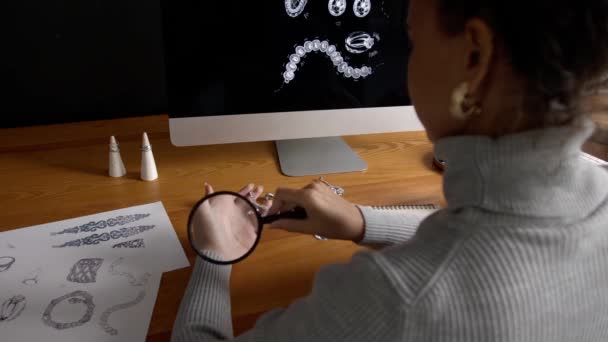 Ofiste Çalışan Kadın Mücevher Tasarımcısı — Stok video