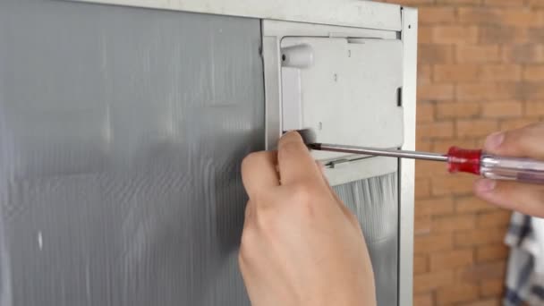 Працівник Ремонтує Холодильник Кухні Крупним Планом — стокове відео
