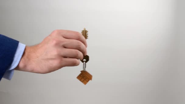 Hombre Entregando Llave Mujer Sobre Fondo Gris — Vídeos de Stock