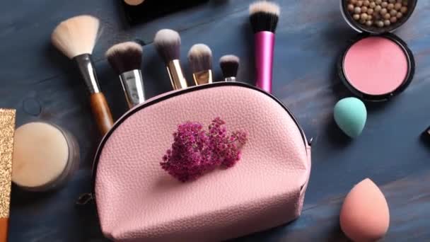 Vista Bolsa Con Pinceles Maquillaje Cosméticos Mesa — Vídeo de stock