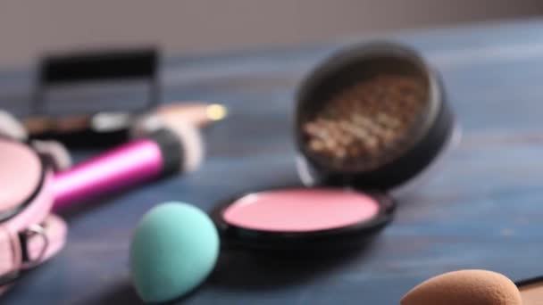 Masada Farklı Dekoratif Kozmetik Ürünlerinin Görünümü Yakın Plan — Stok video