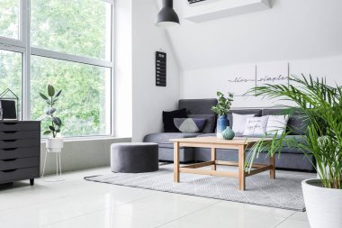 Rahat kanepesi ve masası olan şık bir oturma odası.