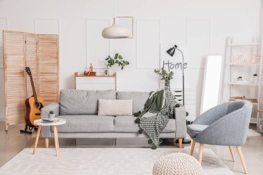 Rahat mobilyaları olan şık bir oturma odası.