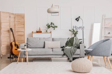 Rahat mobilyaları olan şık bir oturma odası.