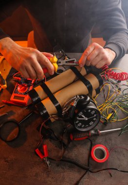 Terörist masada bomba yapıyor.