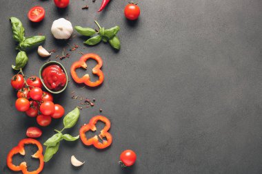 Gri arka planda taze kiraz domatesli, soslu ve baharatlı kompozisyon