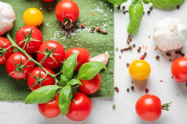 Masada taze kiraz domatesli ve baharatlı kompozisyon