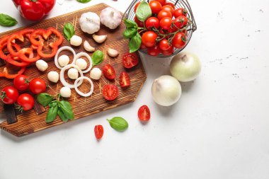 Taze kiraz domatesli, otlu ve baharatlı kompozisyon.