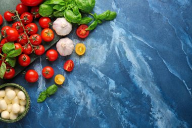 Taze kiraz domatesli, sarımsaklı, fesleğenli ve mozzarella peynirli kompozisyon