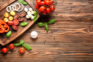 Taze kiraz domatesleri, otlar ve baharatlarla ahşap zemin üzerinde kompozisyon