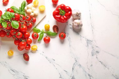 Taze kiraz domatesli, mozarella peynirli ve baharatlı kompozisyon.