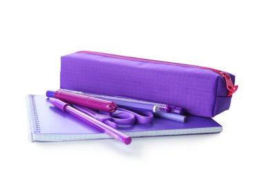 Beyaz arkaplanda okul kırtasiyesi seti