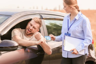 Testi geçtikten sonra sürücü belgesi alan adam