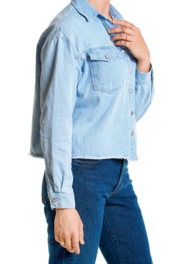 Beyaz arka planda kot elbiseli güzel bir kadın.