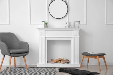 Şömineli modern odanın içi.