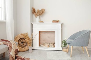 Şömineli modern odanın içi.