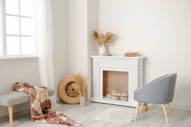 Şömineli modern odanın içi.