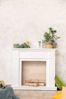 Şömineli modern odanın içi.