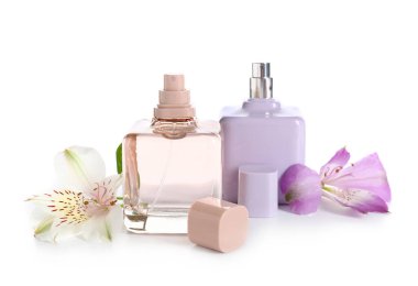 Beyaz arka planda çiçek parfümleri şişeleri