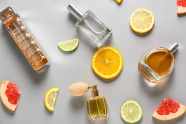Hafif arkaplanda narenciye parfümleri şişeleri