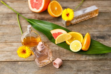 Masada çiçekli ve narenciye kokulu kompozisyon