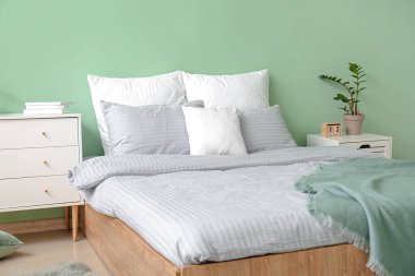 Modern şık yatak odasının içi.