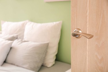 Modern yatak odasında açık kapı