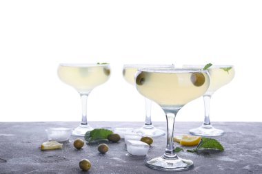 Masada beyaz arka planda bir bardak taze martini.