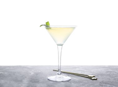 Masada beyaz arka planda bir bardak taze martini.