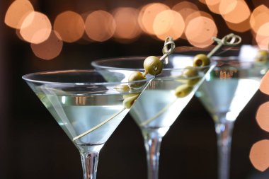 Koyu arkaplanda bir bardak taze martini, yakın plan.