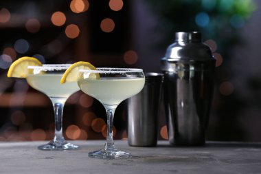 Masada bir bardak taze martini.