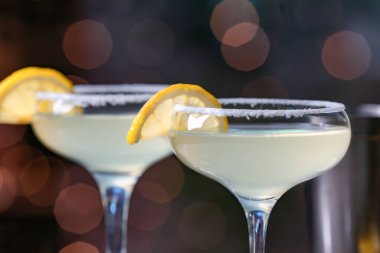 Koyu arkaplanda bir bardak taze martini, yakın plan.