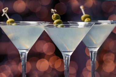 Koyu arkaplanda bir bardak taze martini, yakın plan.