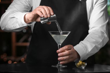 Barmen barda taze martini yapıyor.