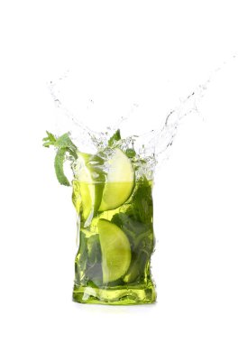 Beyaz arka planda bir bardak taze mojito.