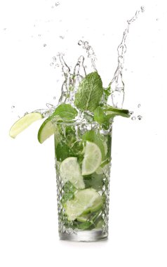 Beyaz arka planda bir bardak taze mojito.