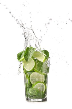 Beyaz arka planda bir bardak taze mojito.