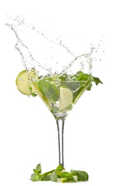 Beyaz arka planda bir bardak taze mojito.