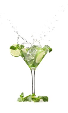 Beyaz arka planda bir bardak taze mojito.