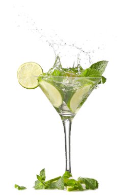 Beyaz arka planda bir bardak taze mojito.