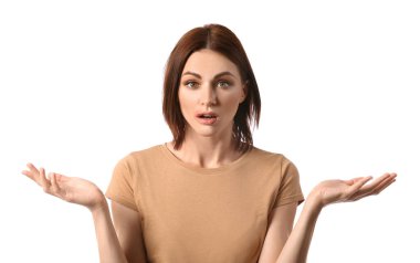 Beyaz arka planda soğuk yarası olan genç bir kadın.