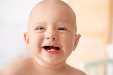 Evde küçük şirin bir bebek.