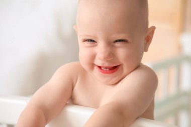 Evdeki yatakta tatlı bir bebek.