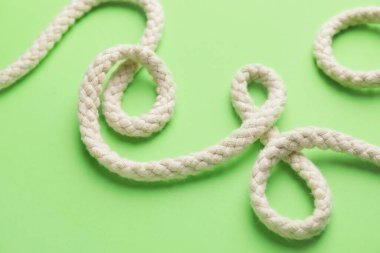 Renk arkaplanı üzerinde uzun ip