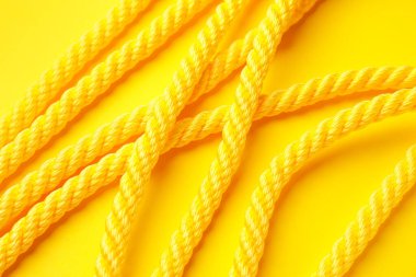 Renk arkaplanı üzerinde uzun ip