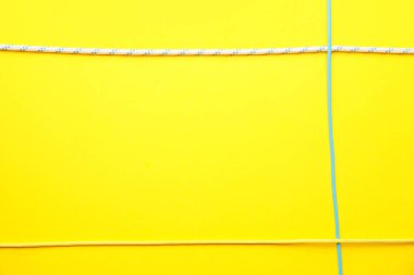 Renk arkaplanı üzerinde uzun ipler