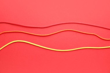 Renk arkaplanı üzerinde uzun ipler