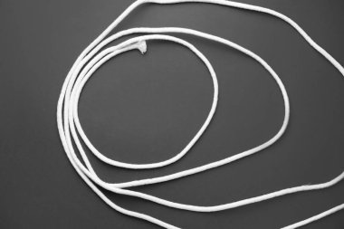 Koyu arkaplanda uzun ip