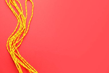 Renk arkaplanı üzerinde uzun ipler